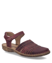 Rode leren sandaal met klittenbandsluiting. De sandaal heeft een decoratieve zool met bloemenpatroon en meerdere leren bandjes vooraan voor extra stijl.