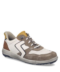 Baskets en cuir blanc et daim beige avec laçage. Détails jaunes et marron ajoutent une touche de couleur.