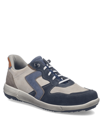 Moderner Sneaker aus Leder in Beige und Blau mit grauen Akzenten. Der Schuh hat eine Schnürung und ein kontrastierendes Fersenelement in Braun.