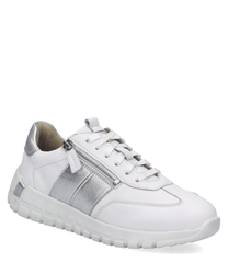 Weißer Sneaker aus Leder mit silbernen Akzenten. Der Schuh hat eine Schnürung und eine dicke profilierte Sohle.