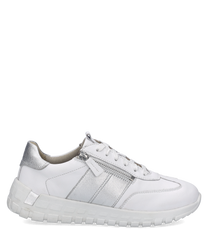 Weißer Sneaker aus Leder mit silbernen Akzenten. Der Schuh hat eine Schnürung und eine dicke profilierte Sohle.