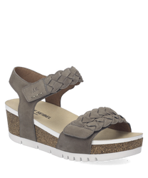 Grijze sandaal met klittenbandsluiting en gevlochten detail. De zool is van kurk en wit rubber voor comfort en stijl.