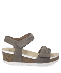 Grijze sandaal met klittenbandsluiting en gevlochten detail. De zool is van kurk en wit rubber voor comfort en stijl.