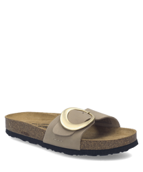 Sandalias de hebilla en tono beige hechas de material sintético con una suela de corcho ergonómica. Presentan un diseño sencillo con un cierre de hebilla grande dorada que proporciona ajuste y estilo.