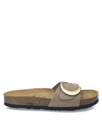 Sandalias de hebilla en tono beige hechas de material sintético con una suela de corcho ergonómica. Presentan un diseño sencillo con un cierre de hebilla grande dorada que proporciona ajuste y estilo.