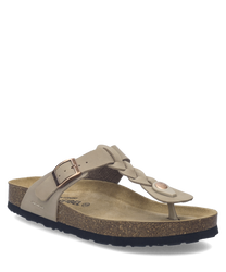 Sandalias de color beige con cierre de hebilla. La suela es de material similar al corcho y la parte superior presenta un diseño trenzado.