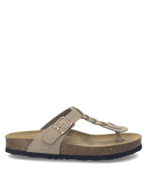 Sandalias de color beige con cierre de hebilla. La suela es de material similar al corcho y la parte superior presenta un diseño trenzado.