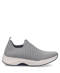 Szary sneaker z elastyczną opaską zapewniającą wygodne dopasowanie. Wykonany z tekstyliów o diamentowym wzorze na cholewce idealny do codziennego użytku.
