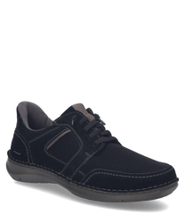 Chaussures basses noires avec laçage en tissu et cuir. Semelle grise et coutures apparentes pour un style élégant et moderne.