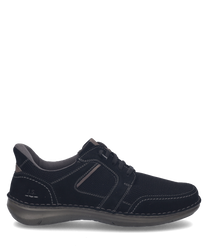 Chaussures basses noires avec laçage en tissu et cuir. Semelle grise et coutures apparentes pour un style élégant et moderne.