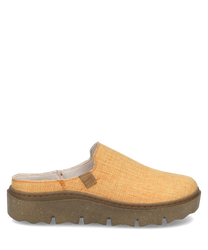 Zapatillas sin cierre de color naranja con diseño floral. Suela gruesa y textura de tela para mayor comodidad y estilo.