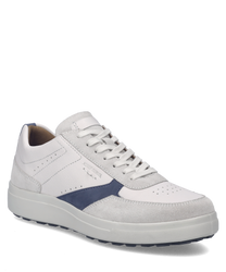 Baskets en cuir blanc avec des détails en daim gris et un laçage classique. Une bande bleue contraste élégamment avec la semelle blanche épaisse pour un look moderne et sportif.