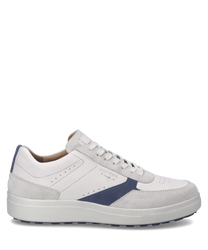Baskets en cuir blanc avec des détails en daim gris et un laçage classique. Une bande bleue contraste élégamment avec la semelle blanche épaisse pour un look moderne et sportif.