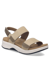 Sandales en cuir beige avec fermeture Velcro. Semelle blanche et antidérapante pour un confort optimal.