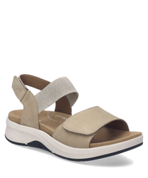 Beige sandaal met klittenbandsluiting en comfortabele zool. Gemaakt van zacht materiaal met verstelbare bandjes voor optimale pasvorm.
