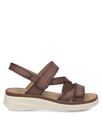 Bruine leren sandaal met klittenbandsluiting. Comfortabele zool in crèmekleurig rubber voor dagelijks gebruik.