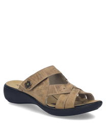 Sandalias de cuero beige con cierre de velcro. Diseño cómodo con detalles florales y suela ergonómica negra.