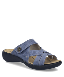 Blauwe sandaal met klittenbandsluiting en bloemdetail. Gemaakt van zacht materiaal met comfortabele zool voor dagelijks gebruik.