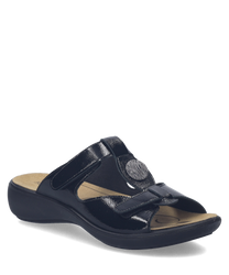 Sandalo elegante in pelle lucida nera con chiusura in velcro per una vestibilità sicura. Suola leggera e confortevole perfetta per l'uso quotidiano.