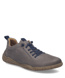 Chaussures basses en cuir gris avec laçage noir. Semelle texturée marron offrant un bon maintien et confort.