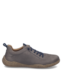 Chaussures basses en cuir gris avec laçage noir. Semelle texturée marron offrant un bon maintien et confort.