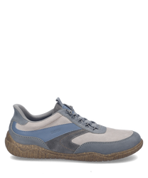 Zapato deportivo tipo snaker de cordones. Hecho de gamuza en tonos azul y gris con detalles marrones y suela texturizada.