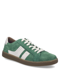 Groene suède sneaker met witte leren accenten en vetersluiting. De schoen heeft een bruine rubberen zool en geperforeerde details aan de zijkant voor extra stijl.