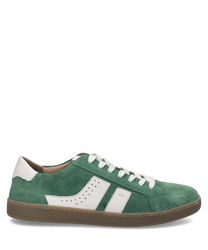 Groene suède sneaker met witte leren accenten en vetersluiting. De schoen heeft een bruine rubberen zool en geperforeerde details aan de zijkant voor extra stijl.