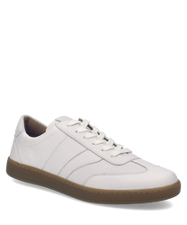 Zapato tipo snaker en cuero blanco con cierre de cordones. Suela de goma marrón y detalle de gamuza en el talón para un toque elegante y moderno.
