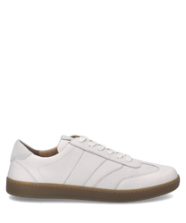 Zapato tipo snaker en cuero blanco con cierre de cordones. Suela de goma marrón y detalle de gamuza en el talón para un toque elegante y moderno.