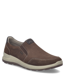 Mocasín marrón de cuero con banda elástica. Suela blanca y costuras visibles para un toque moderno y casual.