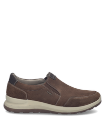Mocasín marrón de cuero con banda elástica. Suela blanca y costuras visibles para un toque moderno y casual.
