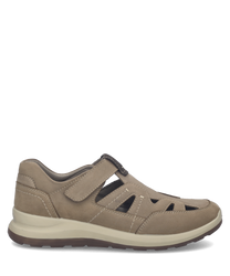 Halbschuh aus beigem Wildleder mit Klettverschluss. Der Schuh hat dekorative Aussparungen im Obermaterial und eine helle Sohle für zusätzlichen Komfort.