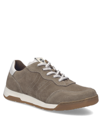 Bruine suède sneaker met vetersluiting. Witte accenten op de hiel en een lichte zool.
