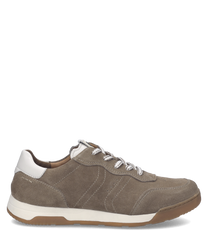 Bruine suède sneaker met vetersluiting. Witte accenten op de hiel en een lichte zool.