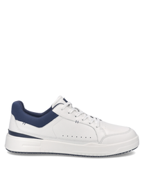 Weißer Sneaker aus Leder mit blauer Ferse und Schnürung. Schlichtes Design mit Perforationen an den Seiten für Atmungsaktivität.