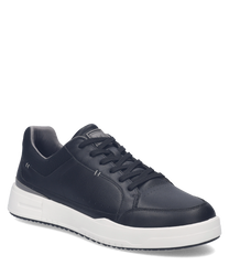 Zapato deportivo de cuero negro con cordones. Suela blanca antideslizante y diseño moderno ideal para uso diario.