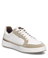 Witte en beige sneaker van leer en suède met vetersluiting. Heeft een bruine accentkleur en een comfortabele witte zool.