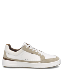 Witte en beige sneaker van leer en suède met vetersluiting. Heeft een bruine accentkleur en een comfortabele witte zool.