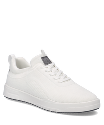 Baskets blanches avec lacets en tissu respirant. Semelle blanche et design minimaliste pour un confort quotidien.
