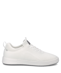 Baskets blanches avec lacets en tissu respirant. Semelle blanche et design minimaliste pour un confort quotidien.
