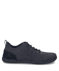 Deze zwarte sneaker heeft een vetersluiting en is gemaakt van ademend mesh-materiaal wat zorgt voor comfort. Het strakke ontwerp en de subtiele afwerking maken het geschikt voor zowel sportieve als casual gelegenheden.
