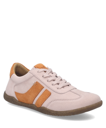 Sneaker z zamszu w kolorze beżowym z pomarańczowymi detalami. Posiada sznurowanie i płaską podeszwę.