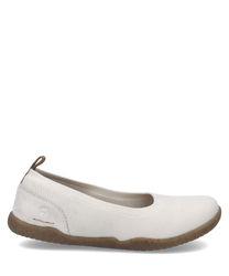 Witte ballerina met elastische band van textielmateriaal. Heeft een lichtbruine rubberen zool voor extra grip en comfort.