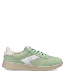 Sneaker in tessuto grigio con dettagli in pelle scamosciata verde. Chiusura principale con allacciatura e suola in gomma beige per un look casual e confortevole.