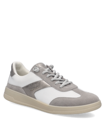 Zapato deportivo con cordones de material textil y ante gris y blanco. Suela beige y diseño moderno ideal para uso casual.