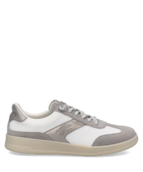 Zapato deportivo con cordones de material textil y ante gris y blanco. Suela beige y diseño moderno ideal para uso casual.