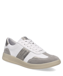 Witte en grijze sneaker met vetersluiting. Gemaakt van leer en suède met een glanzende afwerking op de hiel.