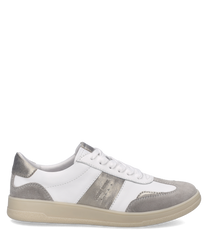Witte en grijze sneaker met vetersluiting. Gemaakt van leer en suède met een glanzende afwerking op de hiel.