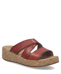 Der Slipper aus rotem Leder verfügt über einen Klettverschluss für einfaches An- und Ausziehen. Die Sohle besteht aus Kork und bietet eine komfortable Dämpfung.